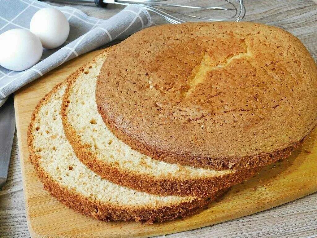 Какой торт получил. Бисквит для торта. пышные коржи для торта. пышный бисквит. вкусный пышный бисквит.