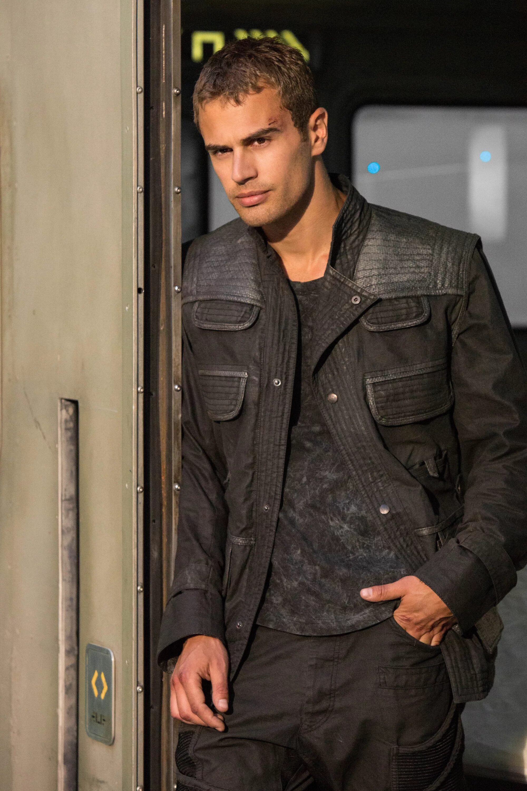 Миллиарды сериал аксельрод. Томас из бегущего в лабиринте. Тео джеймс дивергент. Code 8 фильм 2019. Дилан о брайен бегущий в лабиринте.