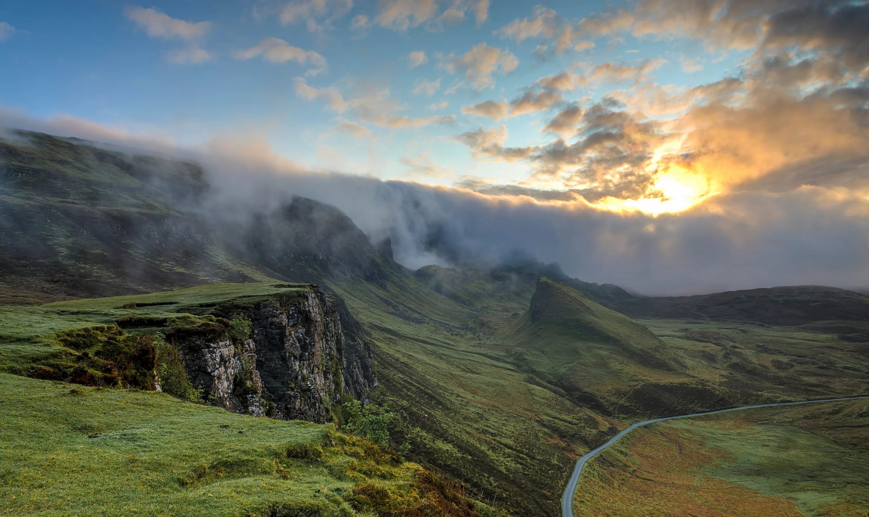 Прощайте горы и долины. Шотландия туман. Туманные холмы Ирландии. Холмы Шотландии. Шотландия горы туман.