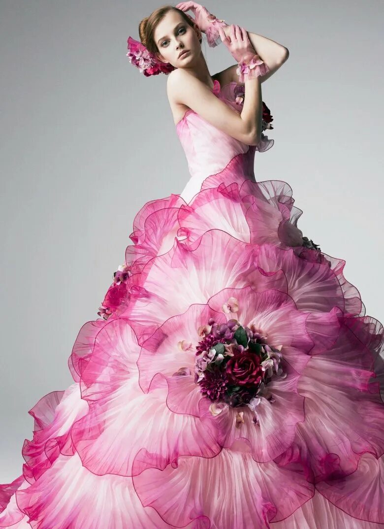 Платья из цветов фото. Цветочное платье. Платье цветок. Необычные платья. Цветные Свадебные платья.