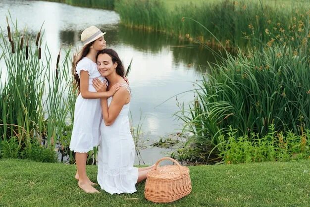 Фотосессия мама с дочкой на озере. Мама с дочкой на озере. Дочь на речке. Фотосессия мама дочка возле речки. Мама на озере рассказы