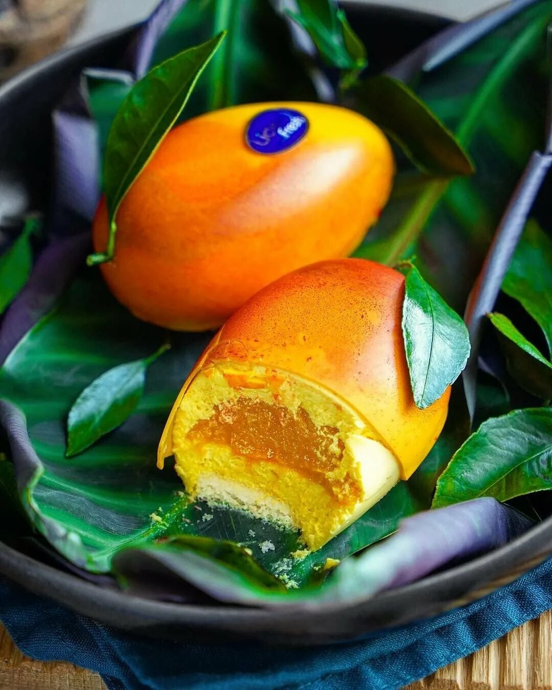 Десерт манго маракуйя. Муссовое пирожное манго маракуйя. Манго маракуйя фрукты. Манго маракуйя десерт фэнтези.