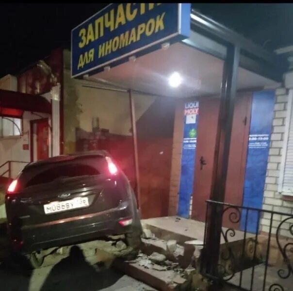 Машина въехала в магазин в Борисоглебске. Форд въехал в заправку Воронеж. Машина въехала в магазин белья в Краснодаре. Машина въехала в подъезд.