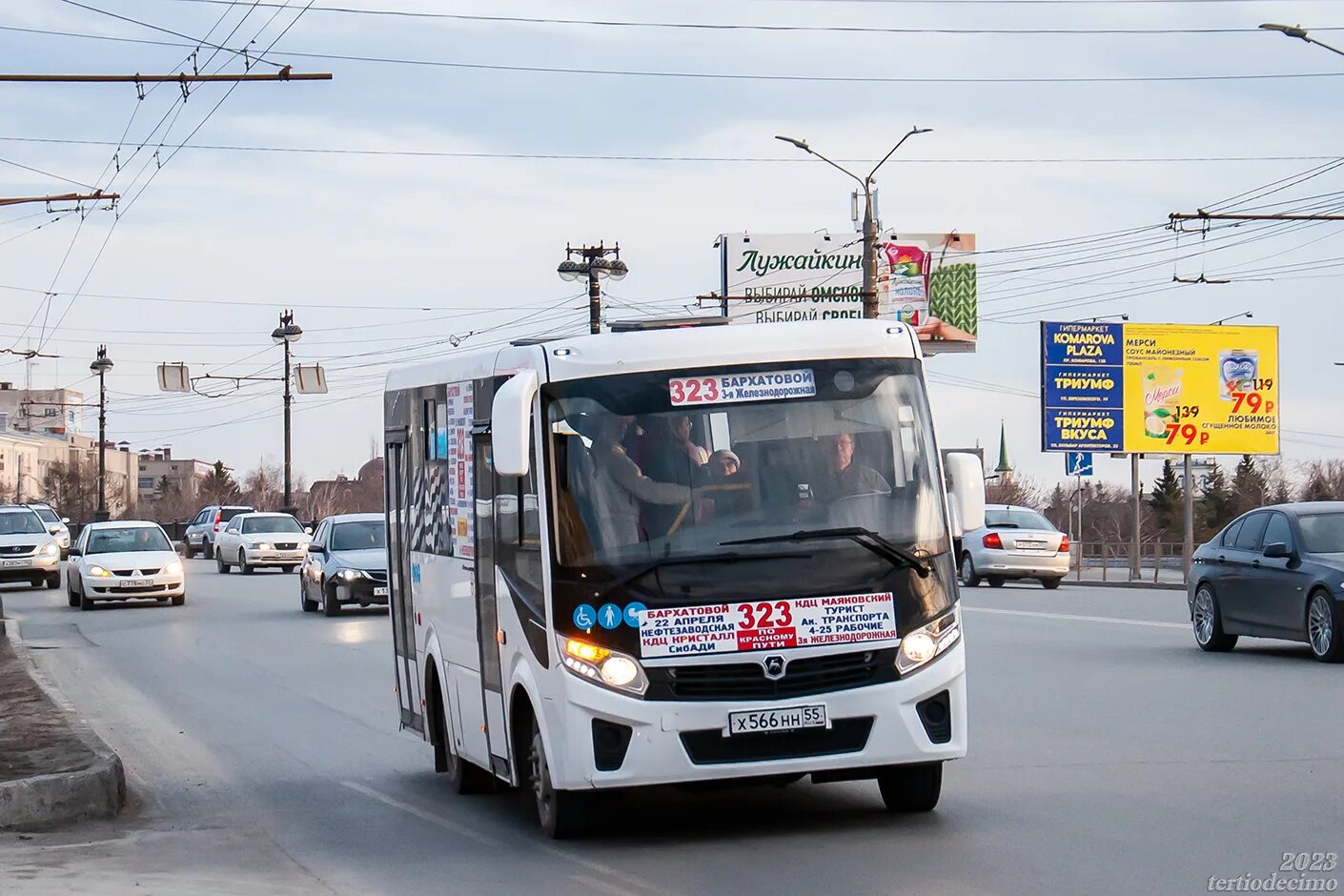 Маршрутка. 323 омск остановки. 323 маршрутка омск. Автобус 323. 2 автобус омск.