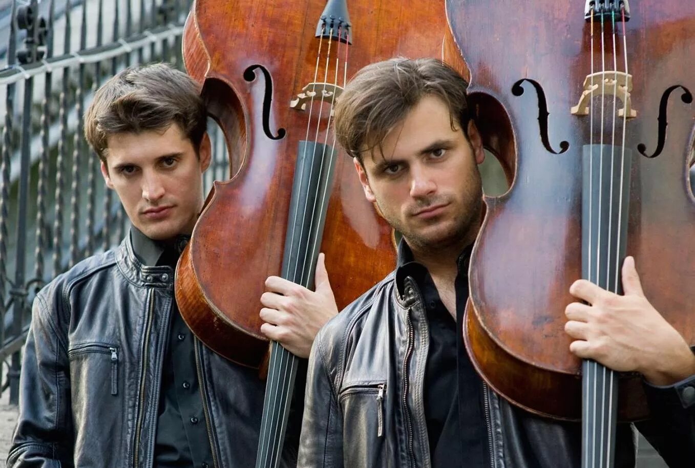 Дуэт виолончелистов 2cellos. Виолончелисты 2 Cellos. Дуэт 2 Cellos.