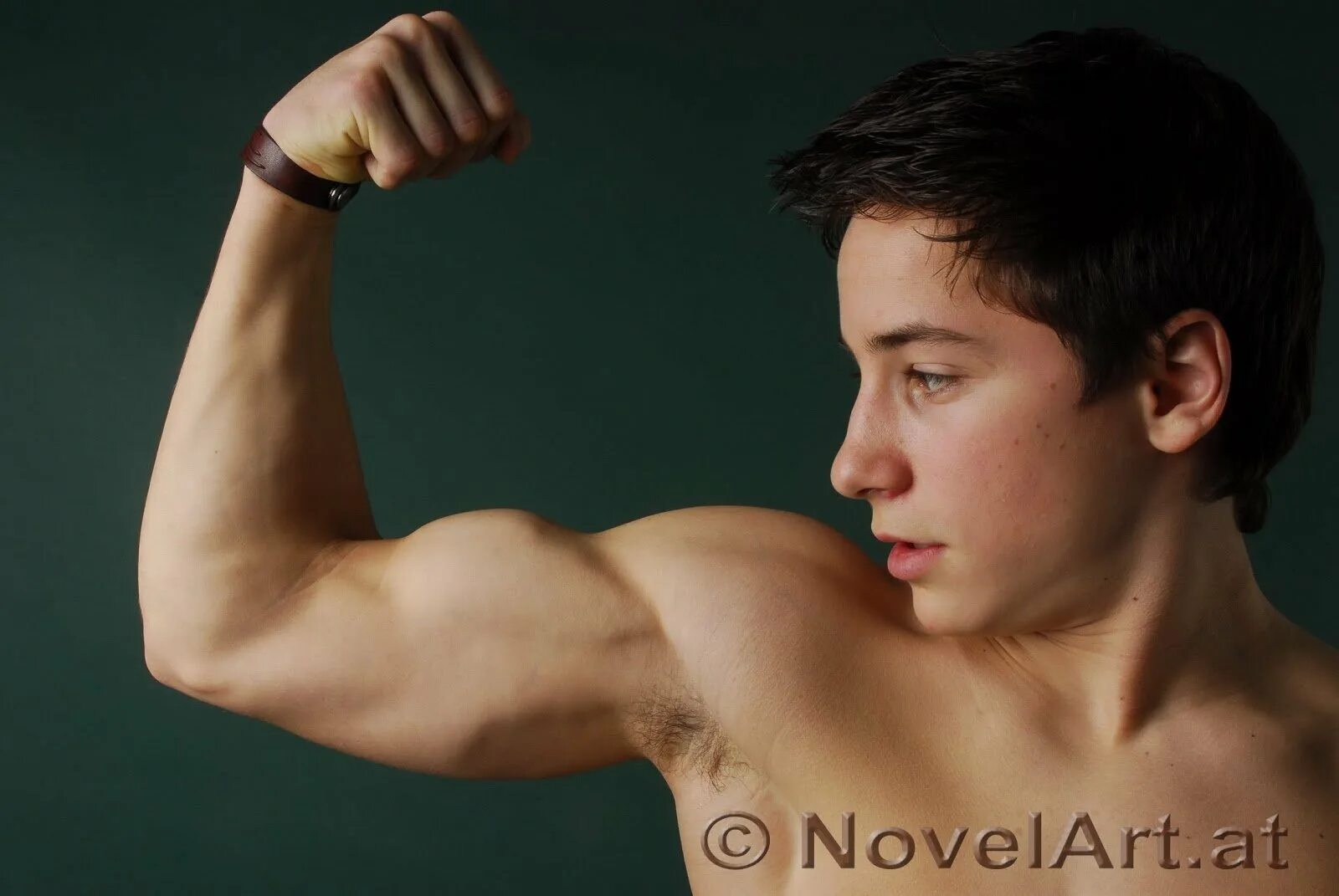 Мышцы подростка. Большие мышцы у подростка. Мускулы подростка. Мышцы подростка. Бицепс у подростков.
