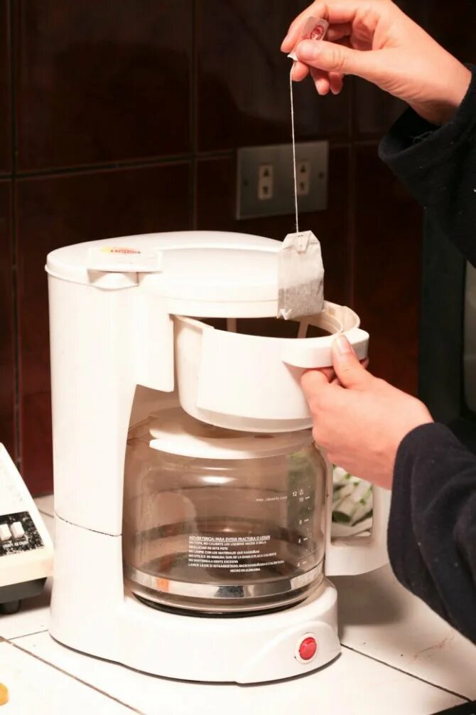 Coffee syphon tca-5. Воду наливают в кофемашину. Прессованный кофе для рожковой кофеварки. Чай в капельной кофеварке. Hario tea dripper pot.