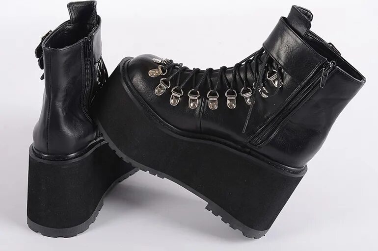 Demonia shoes туфли. Ботильоны женские dr. Массивная женская обувь. Асос высокие ботинки на шнуровке. Массивные ботинки на платформе.