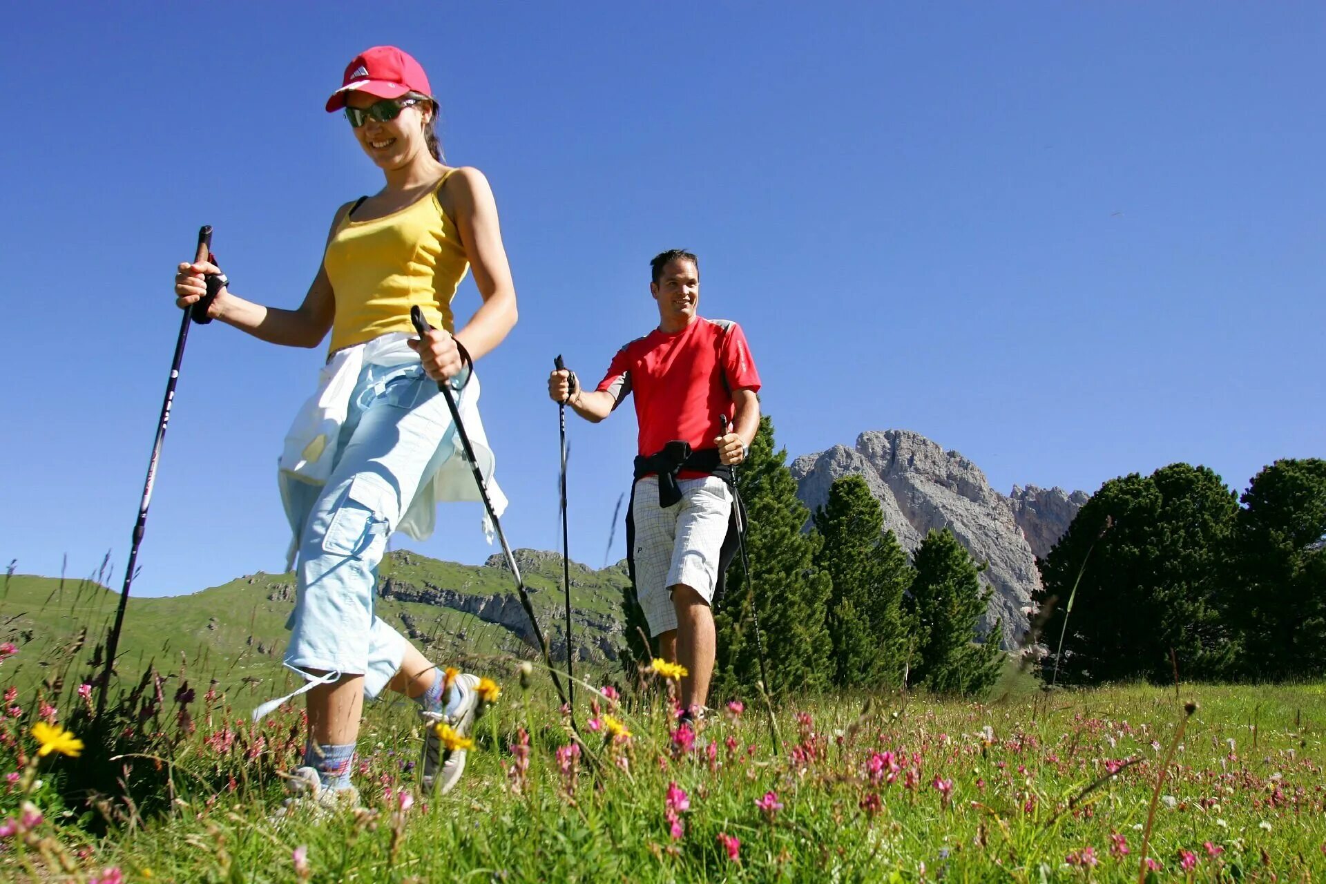 Nordic Walking Скандинавская ходьба. Пешие прогулки на свежем воздухе. Пешие прогулки. Активный отдых. Наблюдать активный