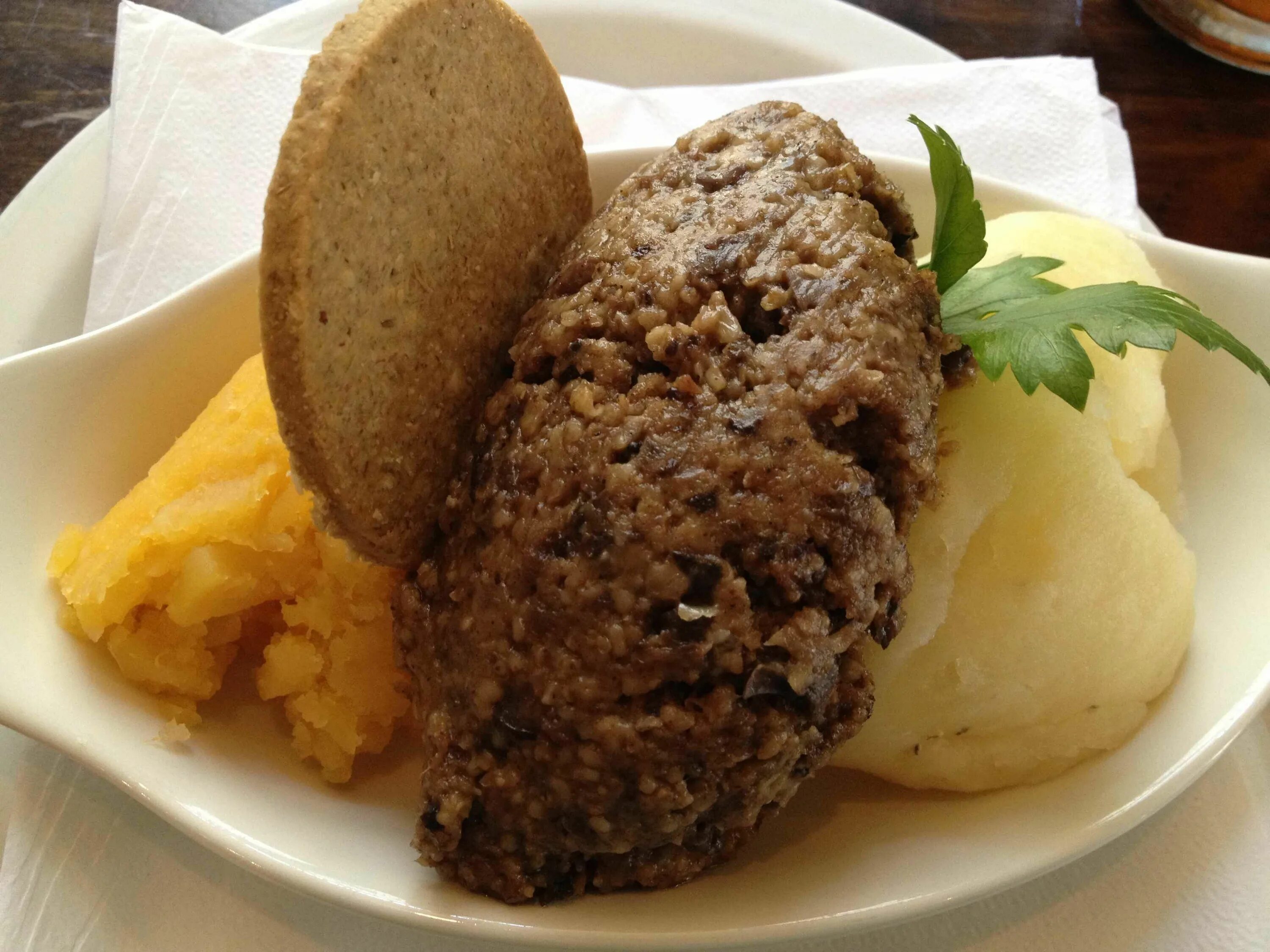 Хаггис Шотландия. Что такое Haggis в Шотландии. Haggis блюдо Шотландии. Традиционный шотландский Хаггис. Хаггис блюдо шотландское