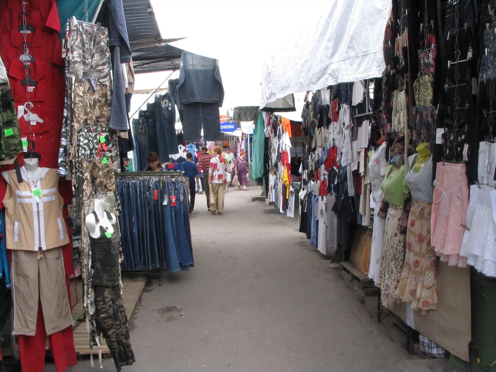 Вещевой рынок в Армавире. Рынок одежды. Вещи с рынка. Базар одежда.