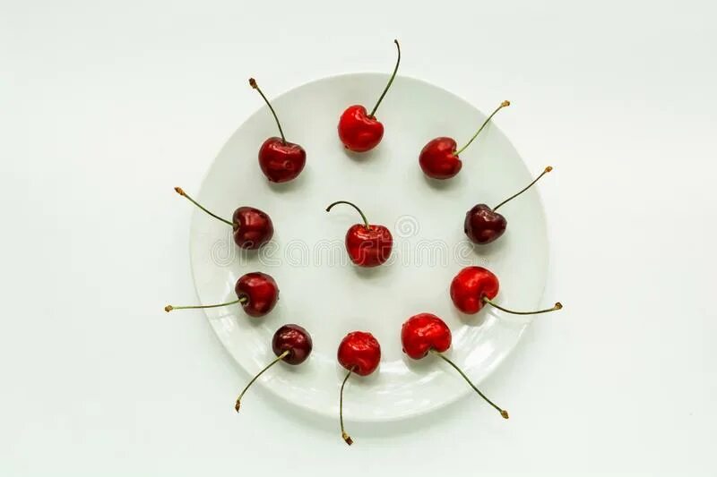 На тарелке лежат вишни. Задачи про пирожки с ответами. На тарелке лежат вишни. Черешня ягоды. На тарелке лежат вишни.