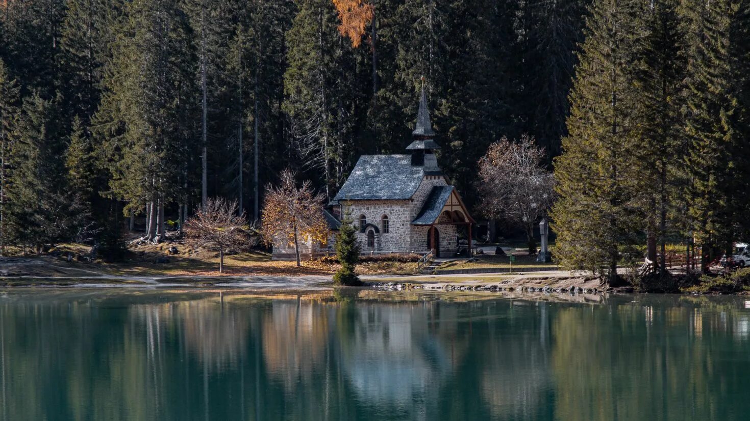 Дом у озера обои на телефон. Дом у озера. Lake build. Горы с архитектурой фон. Пруд на ферме.