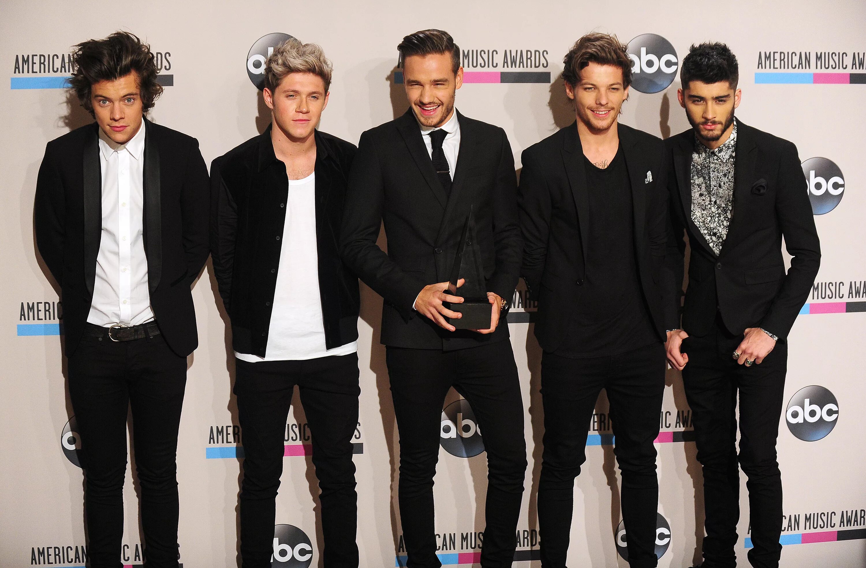 Как называется популярная группа. Группа ван дирекшен. группа one direction 2025. группа one direction 2015. one direction участники.