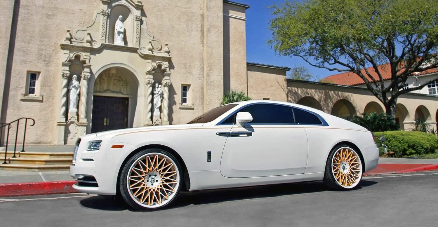 Диски роллс. Lexani Wheels Rolls Royce. Роллс Ройс хэтчбек. Rolls Royce Wraith золотой. Золотой Mansory Rolls-Royce Wraith Palm Edition 999.