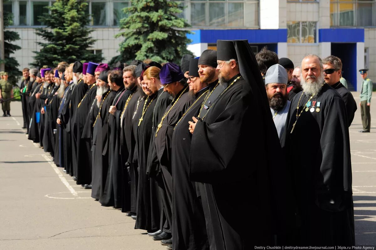 шутки про священников. зарплата в церкви в россии. заработная плата священнослужителей в россии. сколько зарабатывает батюшка в церкви. зарплата священника в россии.