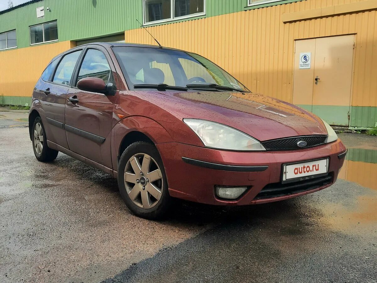 Цвет 2002 года. Ford Focus 1 красный. Красный Форд фокус 2002. Форд фокус 1 универсал красный. Красный Форд фокус 1 хэтчбек.