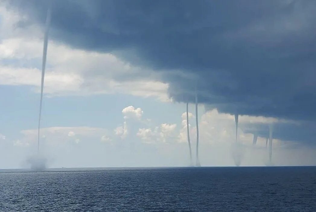 12 смерчей. Смерч в Каспийском море. Торнадо смерч море. Торнадо в Каспийском море. Водяной смерч Австралия 1898.