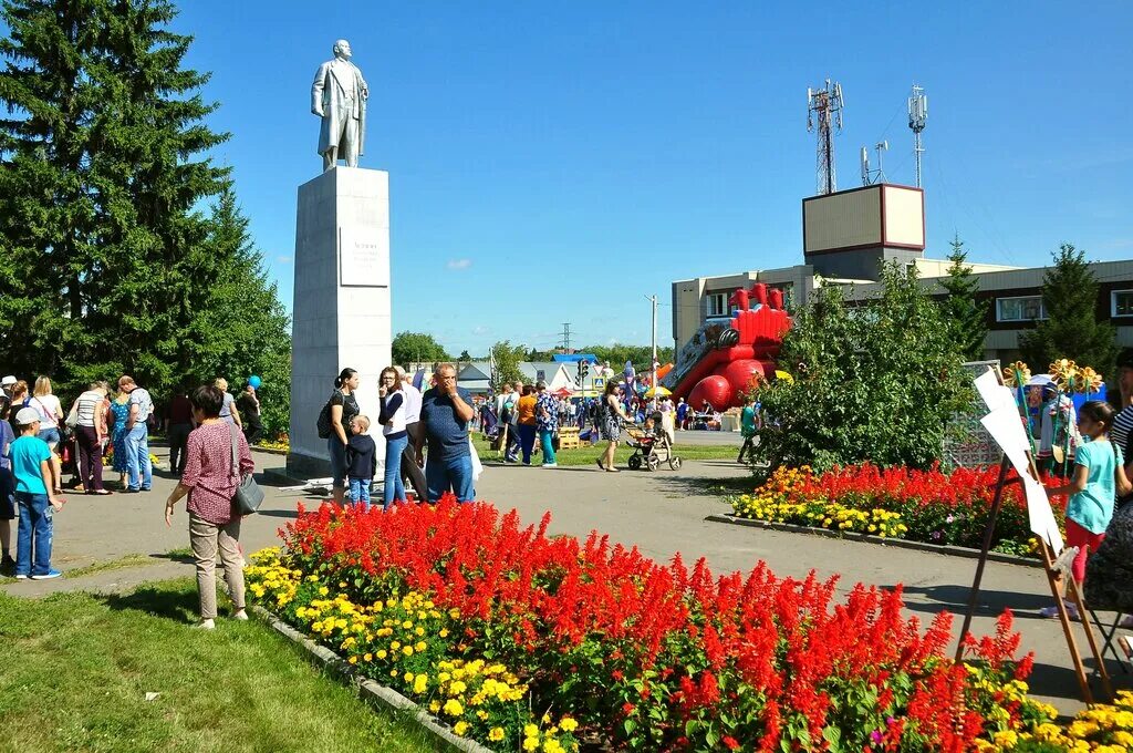 Кинотеатр калачинск. Город Калачинск Омской области. Калачинск мемориал мемориал славы. Памятник Ленину Калачинск. Памятники в Калачинске Омской области.