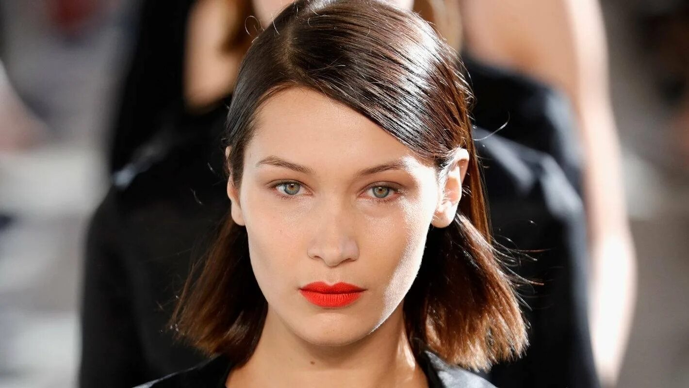 Прическа зализанная назад женская. Прямые волосы. Как сделать прямой пробор. Кендалл дженнер 2021. Мила кунис.