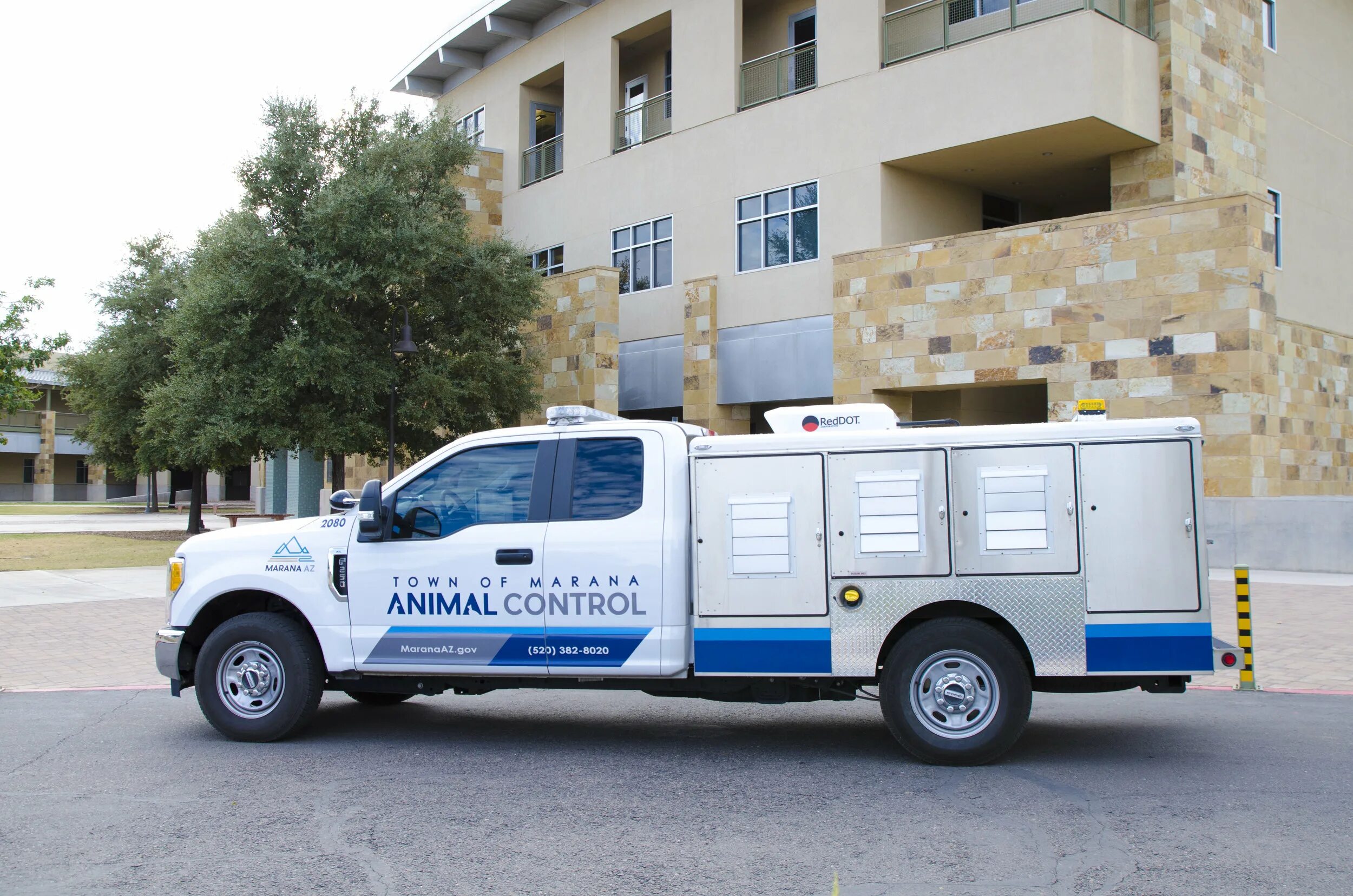 Тедди свимс лосе контрол. Энималс Контролс. Animal Control service. California animal Control. Энимал контрол машина.