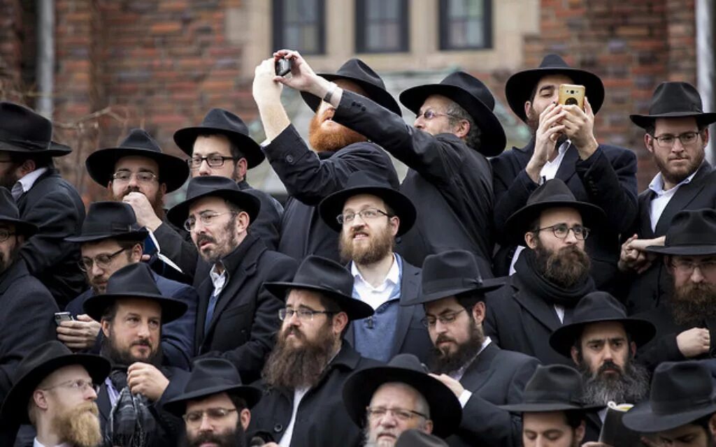 Ортодоксальный иудаизм. Евреи хоровод. Еврейское застолье. Синагога любавических хасидов. Поют хасиды.