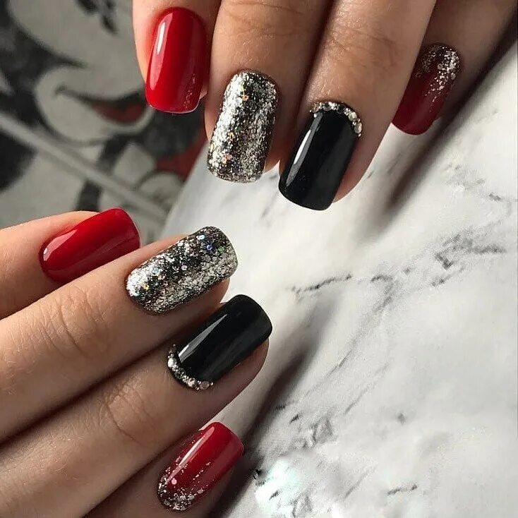 новогодний маникюр черно красный. маникюр красно черный дизайн новогодний. новогодний маникюр красный с черным. красный маникюр с черным узором. красные ногти со снежинками.