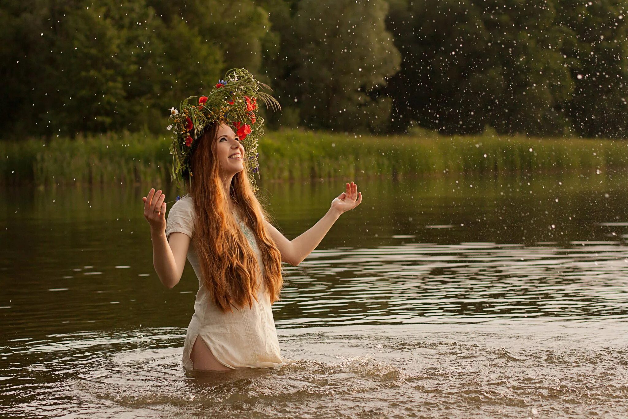 Девушка искупалась. Фотосессия в стиле ивана купала. девки на ивана купалу. девушка венок река.