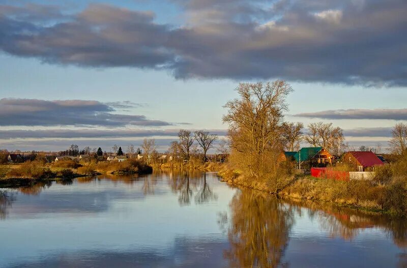 Деревня тихое. Воейково озеро мостки. Природа вечер. Деревня речка ленинградская область. Природа деревня.