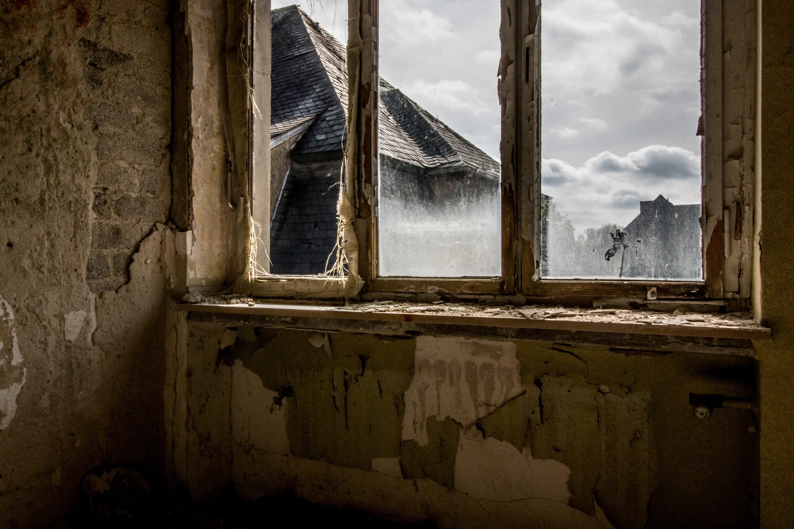 Окно голода. Старинные окна. Окно в заброшенном здании. Старое окно изнутри. Заброшенное окно.