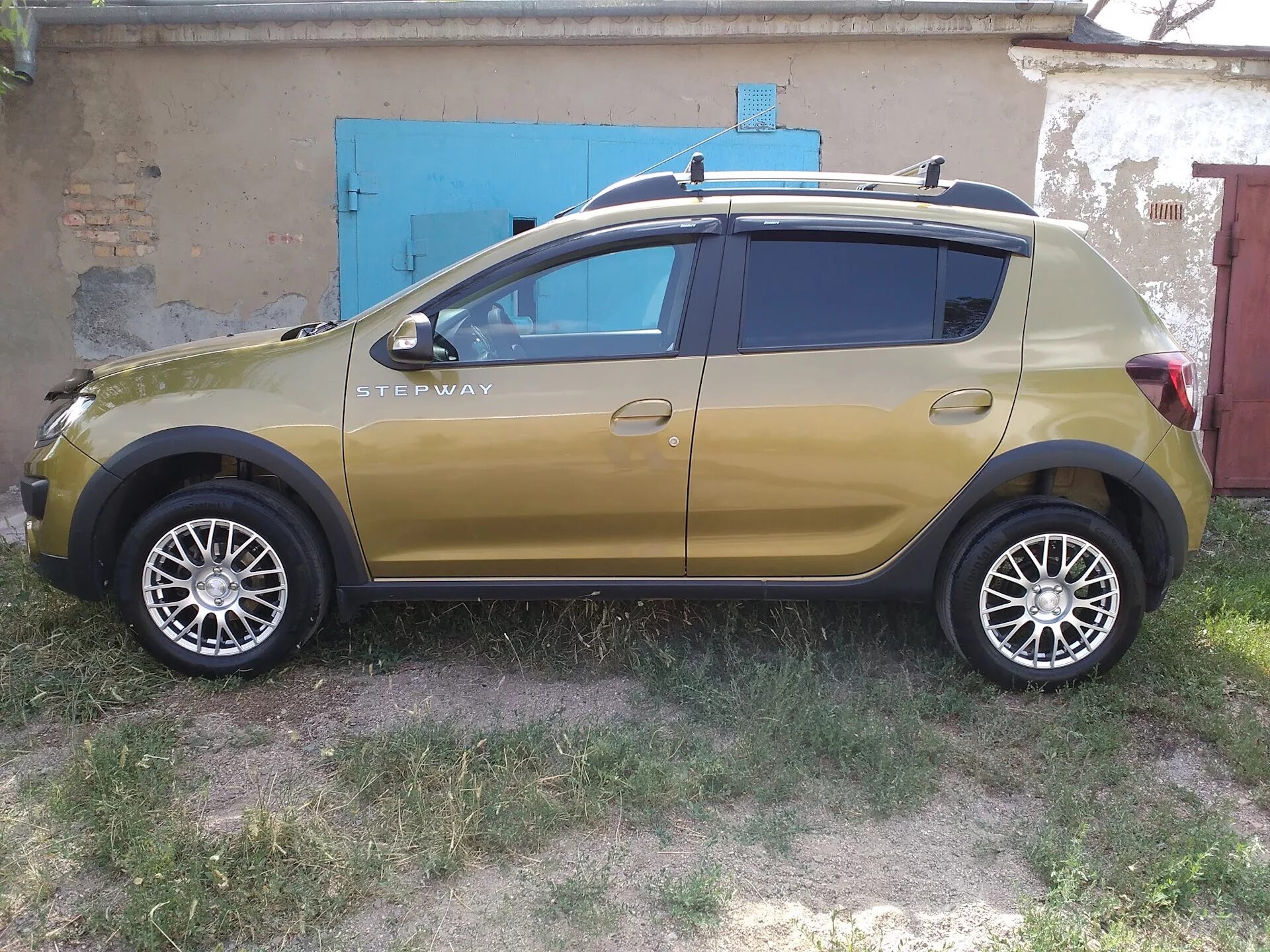 Renault sandero stepway диски. Renault Sandero Stepway диски 16. Диски r16 Sandero Stepway. Sandero Stepway 2 литые диски. Рено Сандеро степвей r17.