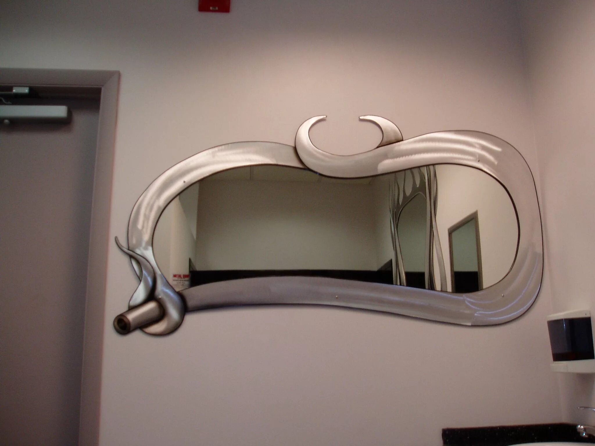 Зеркало необычной формы в прихожую. Дизайнерские зеркала. Креативные формы зеркал. Необычные зеркала в интерьере.