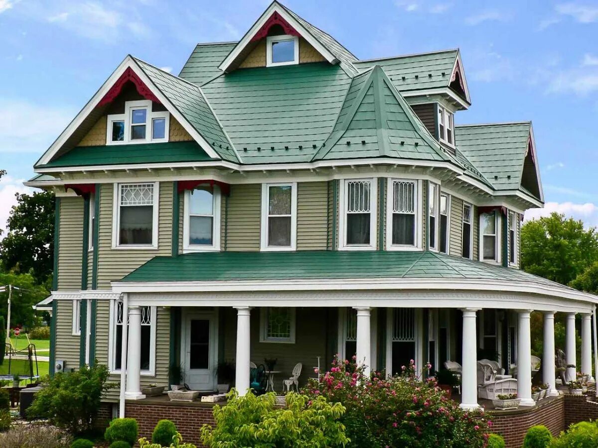 Грин Хаус сайдинг. Фасады домов с зеленой крышей. Деревянный дом с зеленой крышей. Фасад с зеленой крышей.
