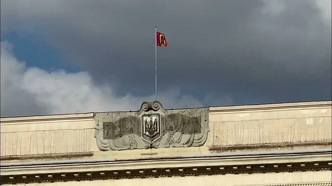 Какой царь указал поднимать флаг над зданиями. Флаг на здании.