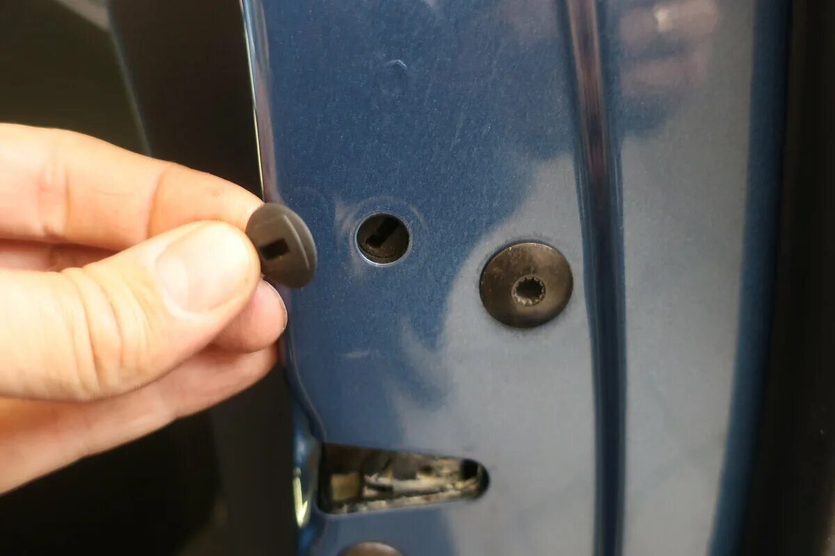 Заглушка личинки замка двери octavia a5. Схема водительская дверного замка мазда 6. Заглушка двери skoda octavia a5. Как снять заглушку с замка двери. Как снять заглушку с замка двери.