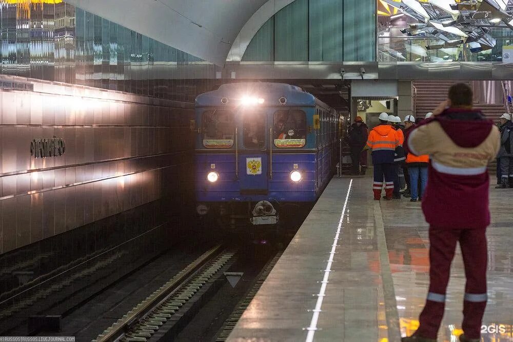 Тропаревская линия метро. Прибывает поезд в метро. Край платформы в метро. Люди в метро на перроне. Включи новые новые видео станции