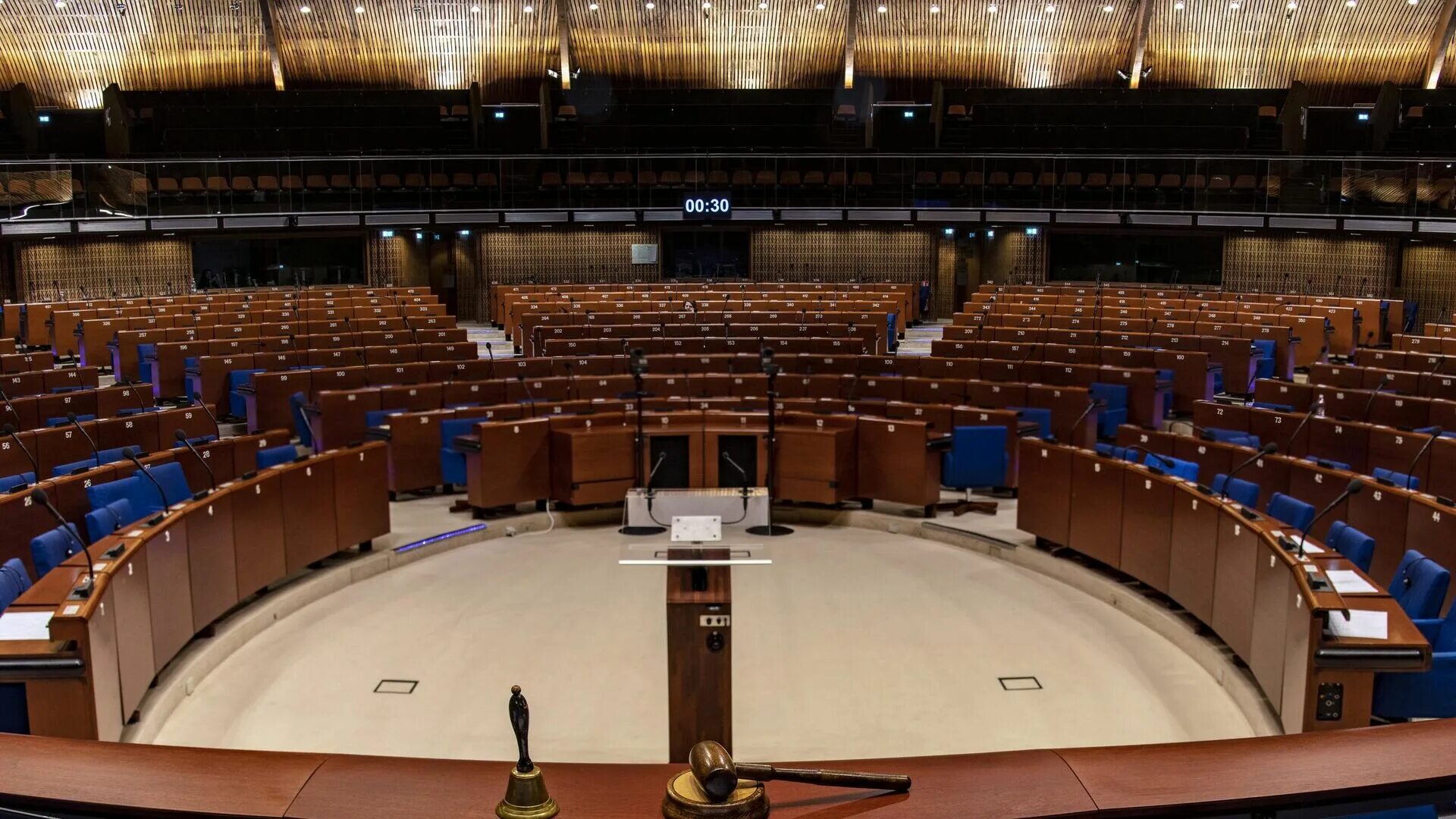 Зал пасе. Парламент ассамблеи совета европы. комитет министров совета европы. парламентский зал с клееными арками.