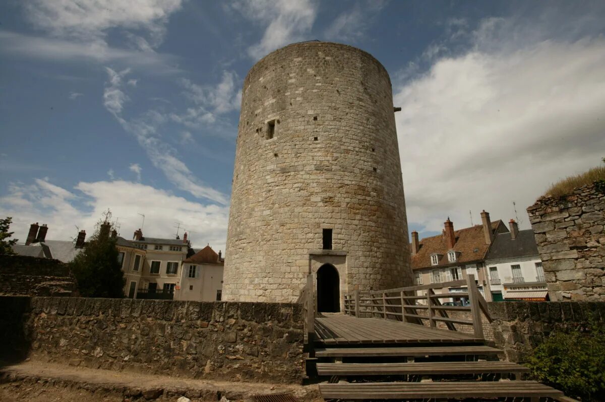 Донжон сайт. Донжон крепость. Замковая башня донжон. Замковая башня донжон. Романская башня донжон.