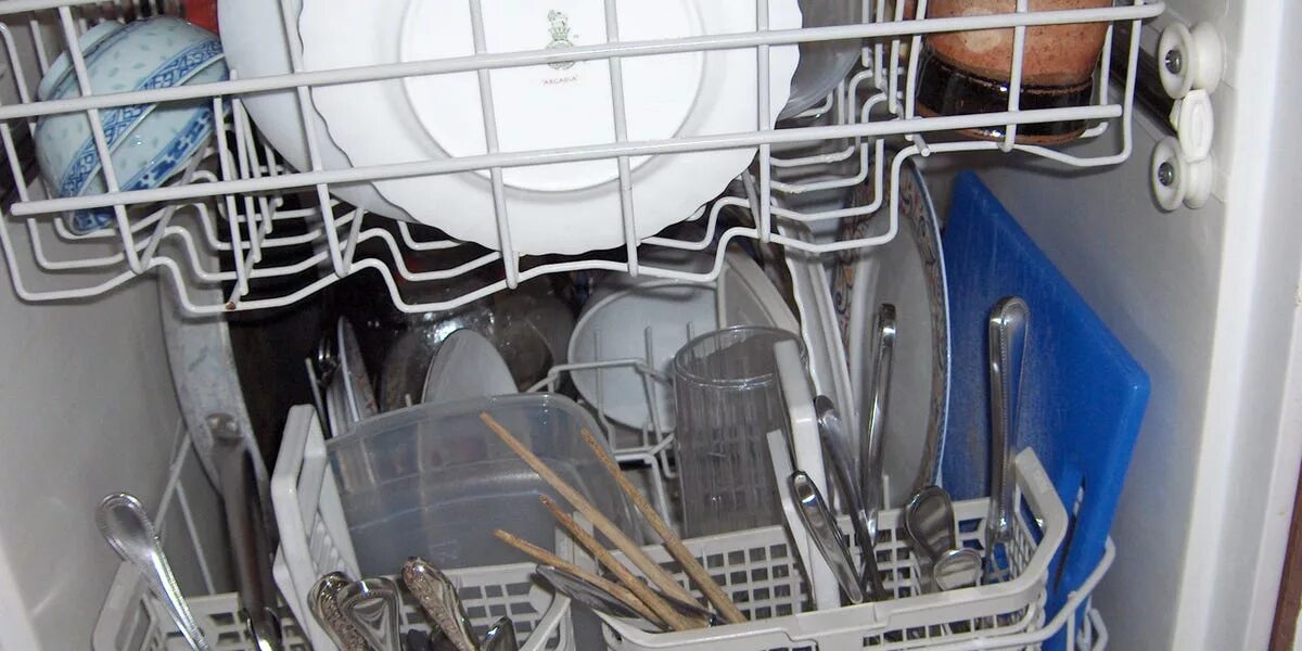 Посудомойка с грязной посудой. Алюминий в посудомойке. Что нельзя мыть в посудомоечной машине. Медь в посудомоечной машине.