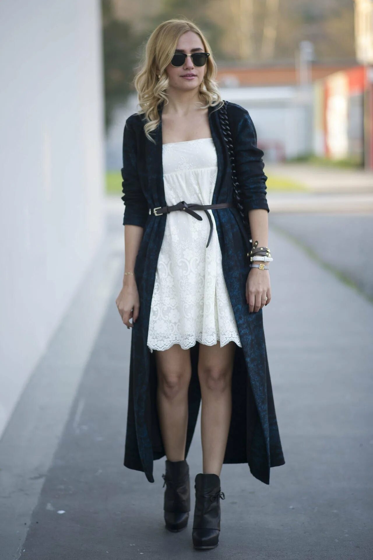 Что накинуть на платье прохладным летом. Сверху платья что можно надеть. Длинный кардиган с платьем. Черное платье открытые плечи. Что надеть сверху вечернего платья.