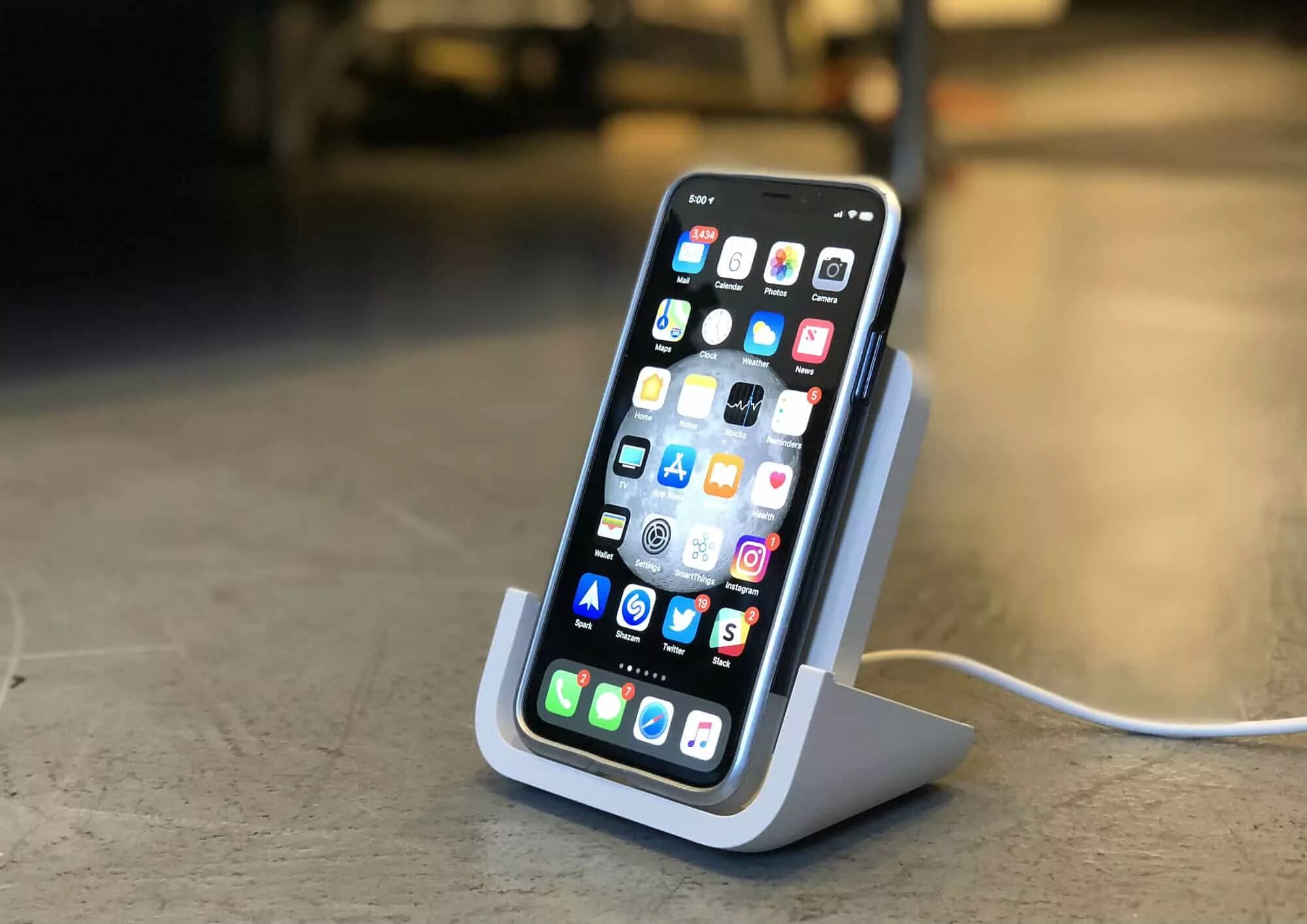 Можно заряжать айфон неоригинальной зарядкой. Зарядка для айфона. Iphone Charger. Iphone 13 Charger. Айфон се 2022 беспроводная зарядка.