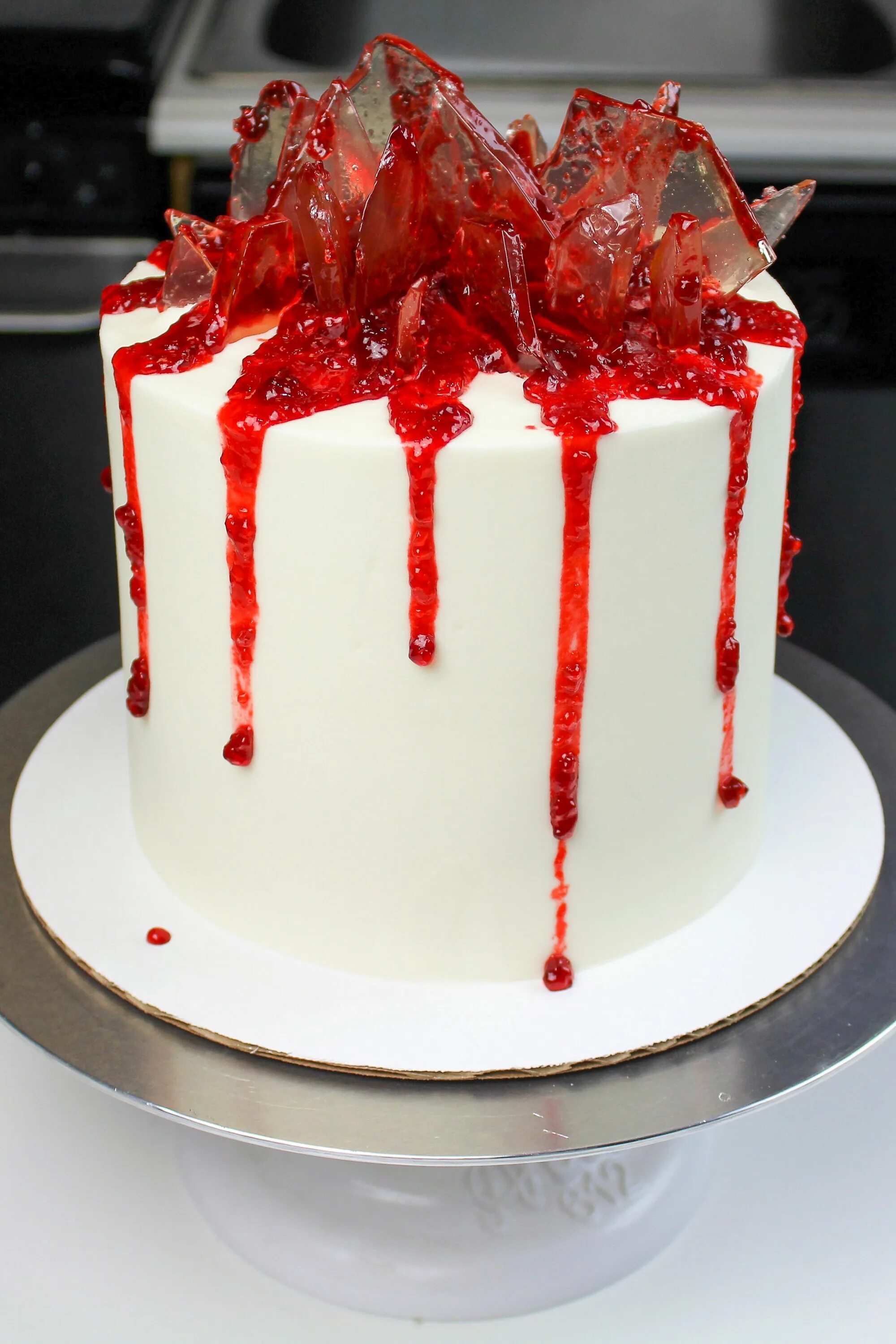 Почему трескается торт. Торт на Хэллоуин. Украшение торта на Хэллоуин. Торт с кровавыми подтеками. Страшный торт на день рождения.
