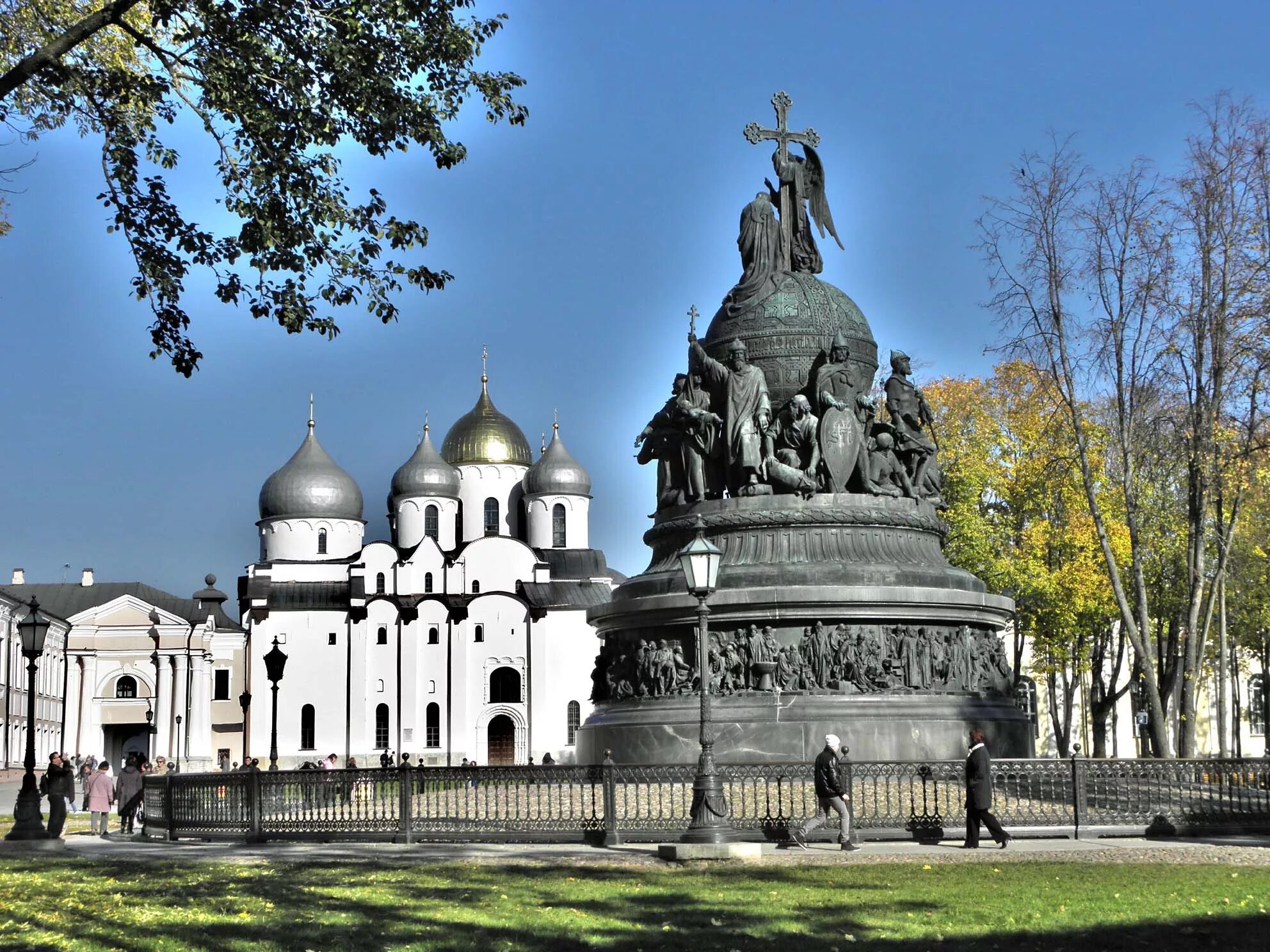 Памятники культуры россии фото. Памятник тысячелетия крещения Руси в Великом Новгороде. Тысячелетие крещения Руси памятник в Новгороде. Памятник 1000 летию крещения Руси в Новгороде. Тысячелетие Руси памятник Великий Новгород.