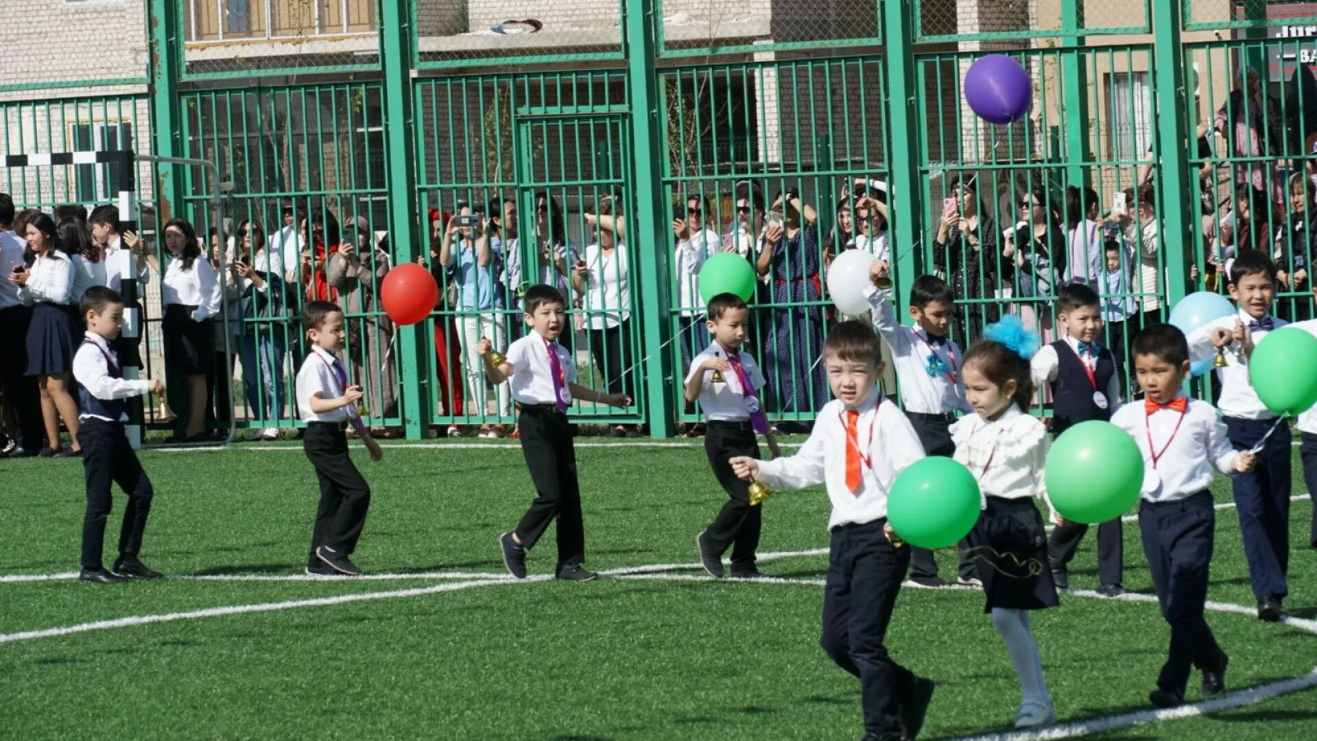 25 05 16. Школьники Казахстана. Казахские школьники. Последний звонок в школе Казахстан. 25 Мая последний звонок 2022.