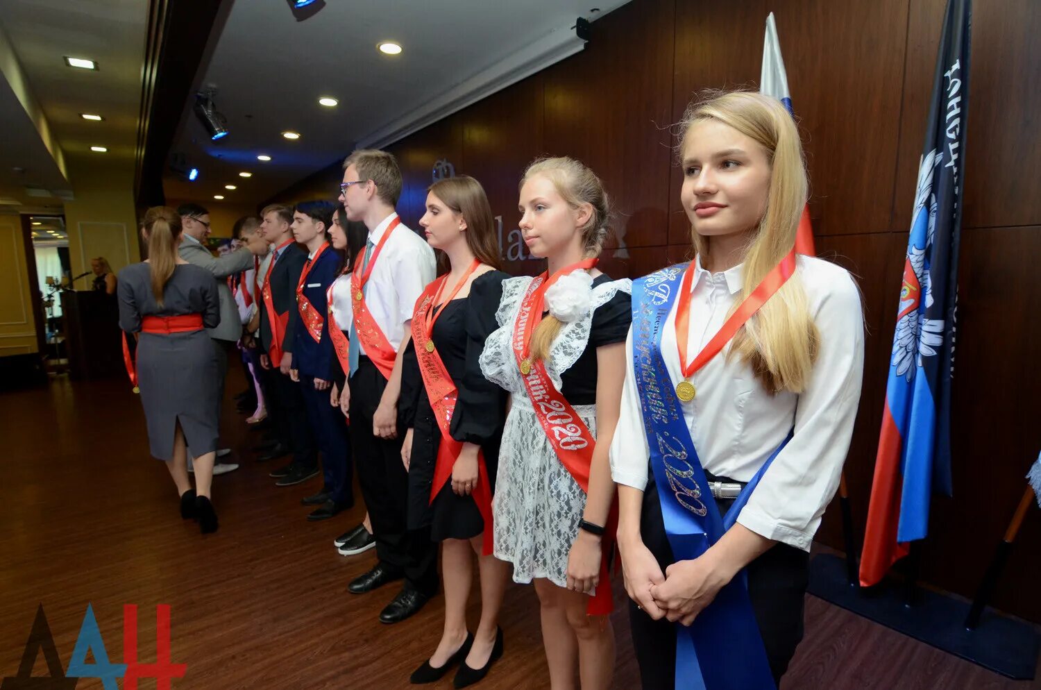 Выпускник ДНР. Золотая медаль в школе ДНР. Школа ДНР. Школа 26 Донецк ДНР выпускники.