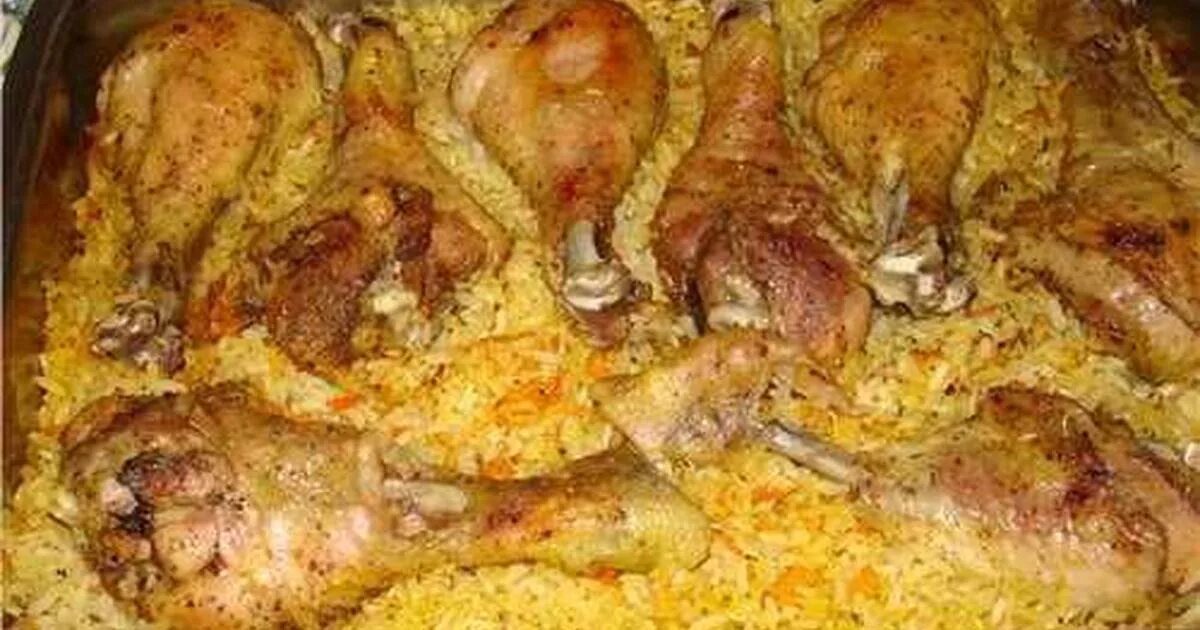 курица запеченная с рисом в духовке. куриные бедра с рисом в духовке. рис с курицей. рис с курицей в духовке. ленивый рис с курицей в духовке.