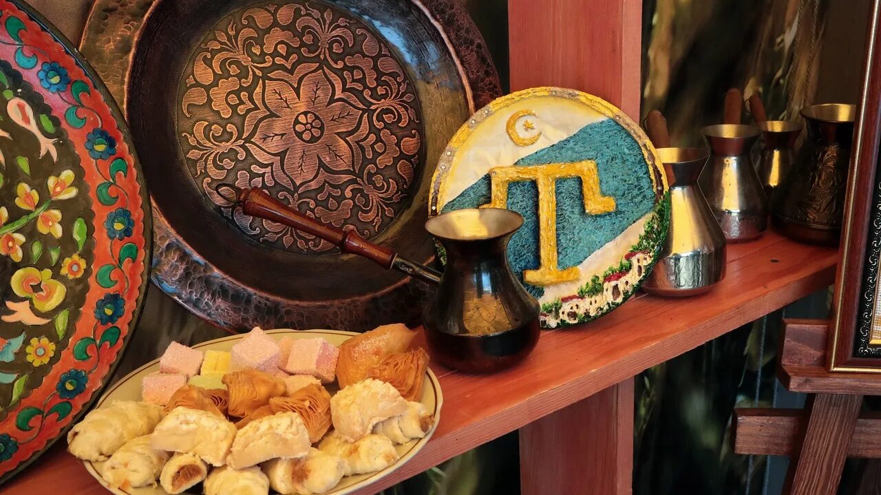 Как будет по крымско татарски. Праздник крымских татар хыдырлез. крымскотатарские традиции. крымскотатарская культура и традиции. крымскотатарские традиции кофе.