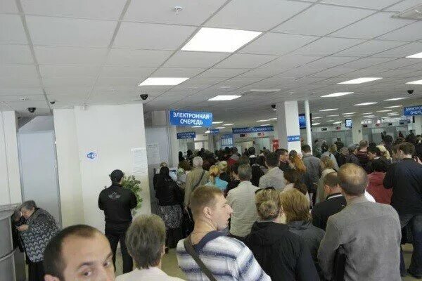 Документов в очереди. Очередь в мфц. Как убрать документы из очереди на печать в принтере. Документов в очереди. Люди в мфц.