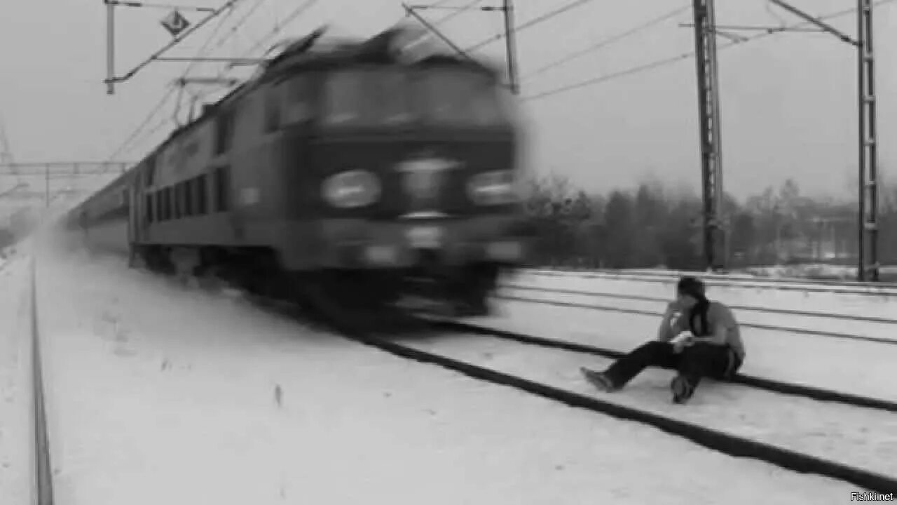 Человек на рельсах перед поездом. Перед поезда.