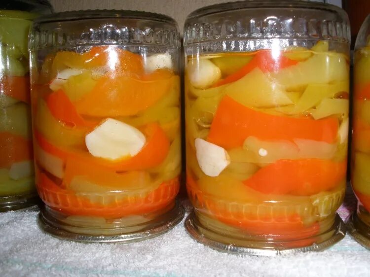 Маринованные перцы с чесноком на зиму. Перец в масле на зиму. перец маринованный на зиму в масле. перец болгарский на зиму в масле. перец с чесноком на зиму в масле.